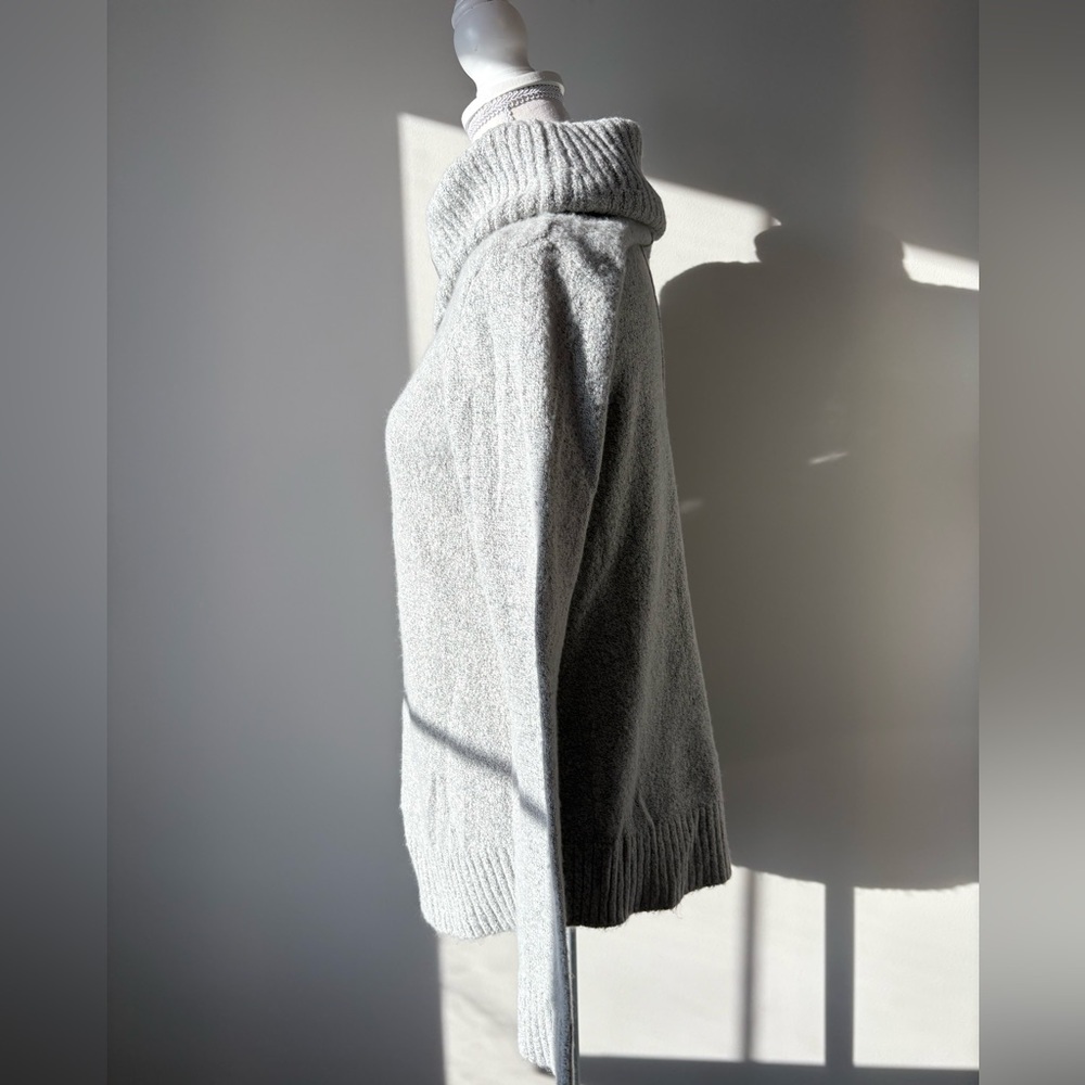 Le Château NWT Heathered Grey Turtleneck Sweater Size M - Picture 4 of 9